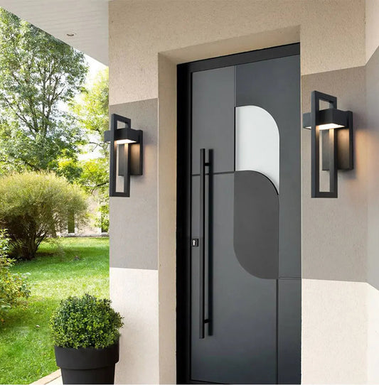 Applique murale extérieur Seuil installée près d’une porte d’entrée moderne avec lumière LED chaleureuse.