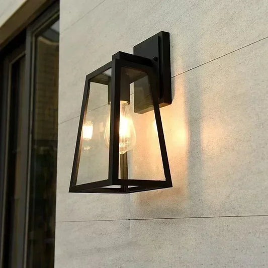 Applique murale extérieur noir Noctis installée sur une façade contemporaine avec éclairage haut et bas.