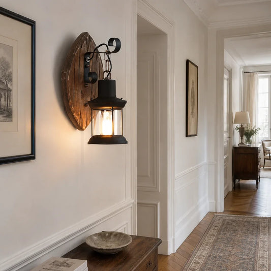 Applique murale bois vintage Grange dans un couloir haussmannien clair, installée au-dessus d’une console en bois.