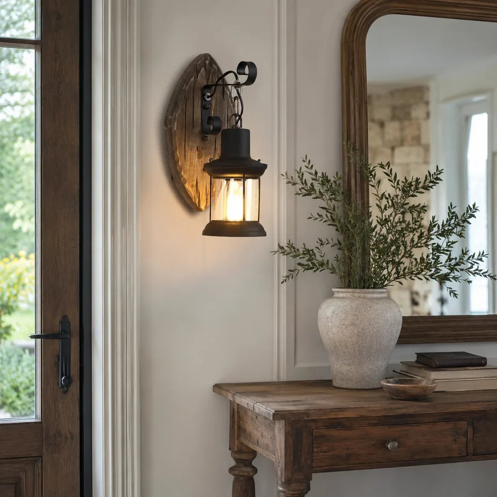 Applique murale bois vintage Grange installée dans une entrée française élégante avec console en bois et miroir.