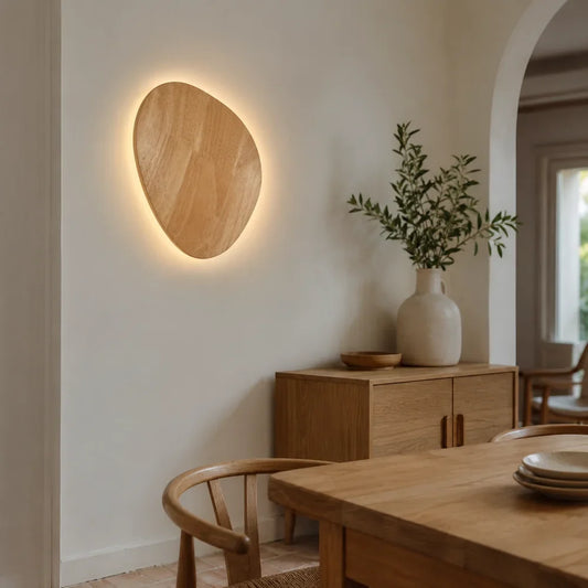 Applique murale effet bois Sève, variante ovale, installée dans une salle à manger française minimaliste en bois clair.