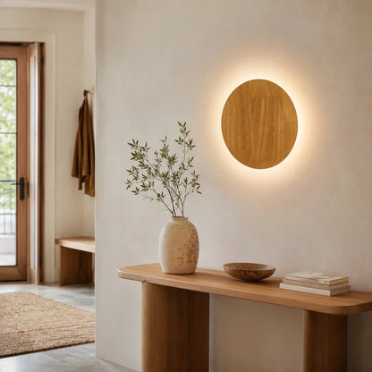 Applique murale effet bois Sève, variante ronde, mise en scène dans une entrée japandi avec console en bois clair.