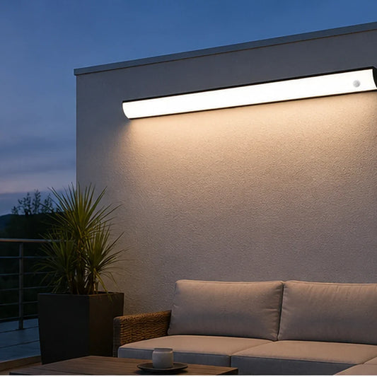 Applique murale extérieure Rempart éclairant une terrasse de maison française avec une lumière douce et fonctionnelle.
