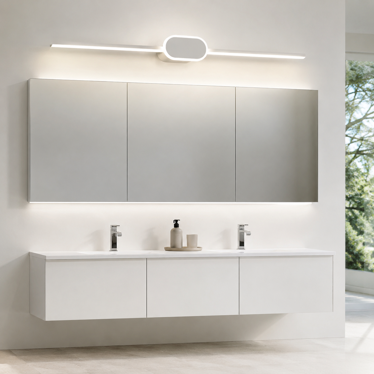 Applique murale LED salle de bain blanche Clarté installée au-dessus d’un grand miroir avec double vasque moderne.