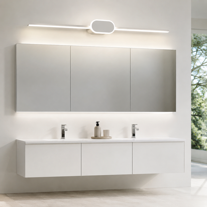 Applique murale LED salle de bain blanche Clarté installée au-dessus d’un grand miroir avec double vasque moderne.
