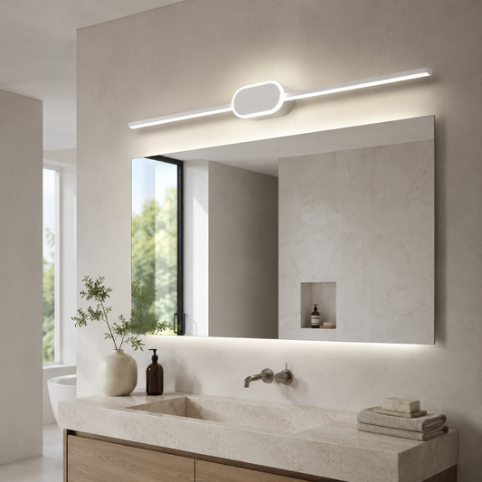 Applique murale LED salle de bain blanche Clarté au-dessus d’un miroir dans une salle de bain claire en travertin.