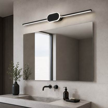 Applique murale LED salle de bain noire Clarté au-dessus d’un grand miroir dans une salle de bain minérale moderne.