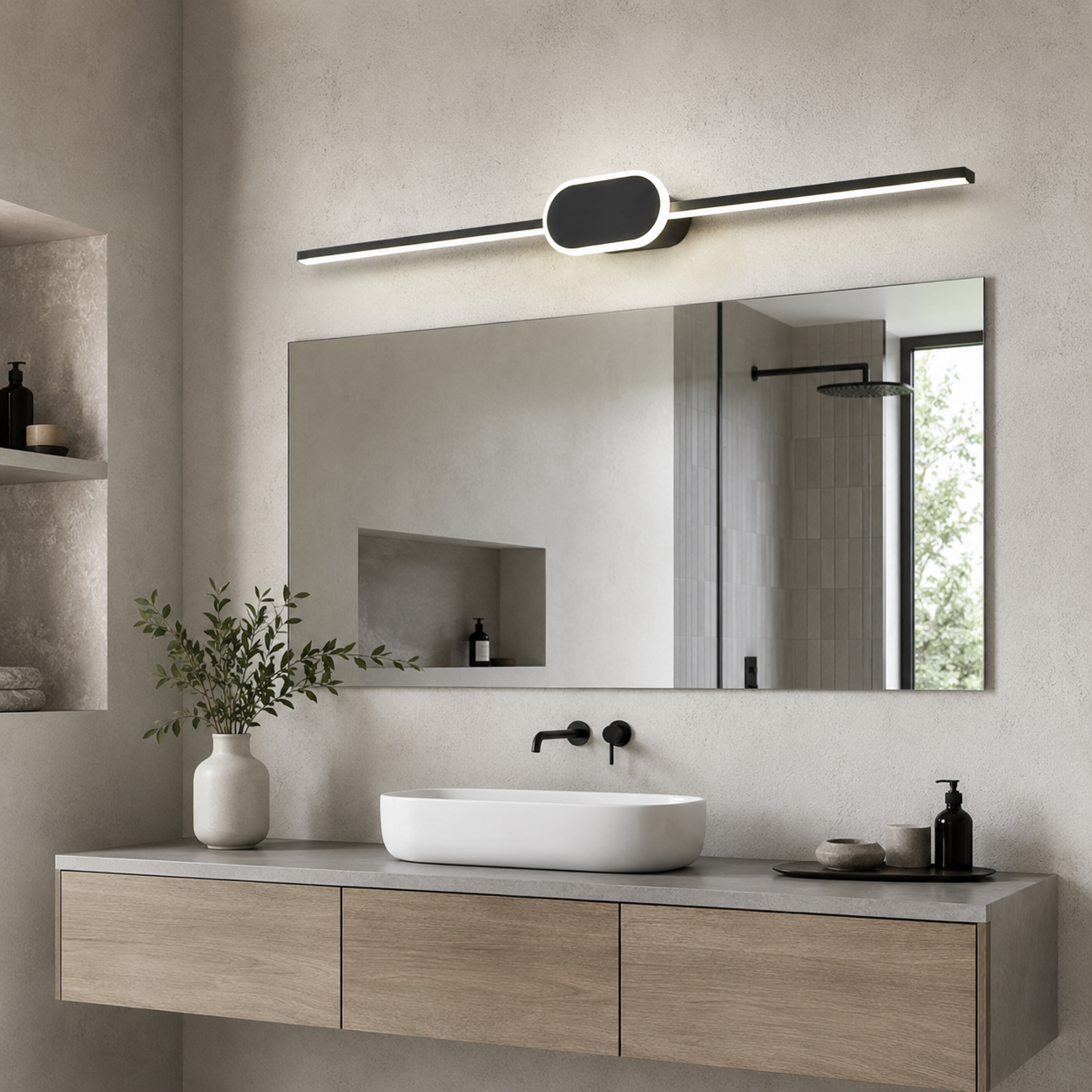 Applique murale LED salle de bain noire Clarté installée au-dessus d’un miroir avec meuble vasque en bois clair.