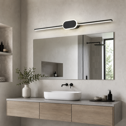 Applique murale LED salle de bain noire Clarté installée au-dessus d’un miroir avec meuble vasque en bois clair.