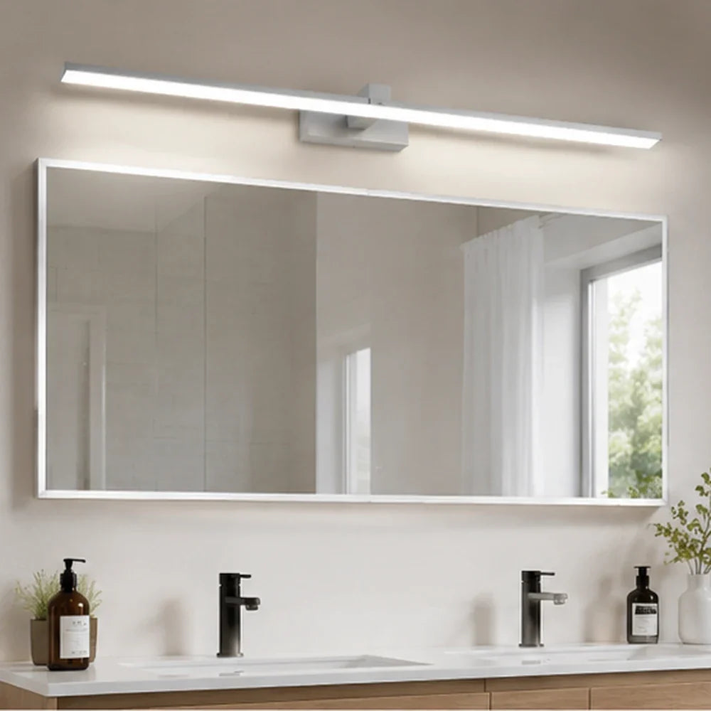 Applique murale salle de bain Rive blanche installée au-dessus d’un grand miroir avec double vasque moderne.