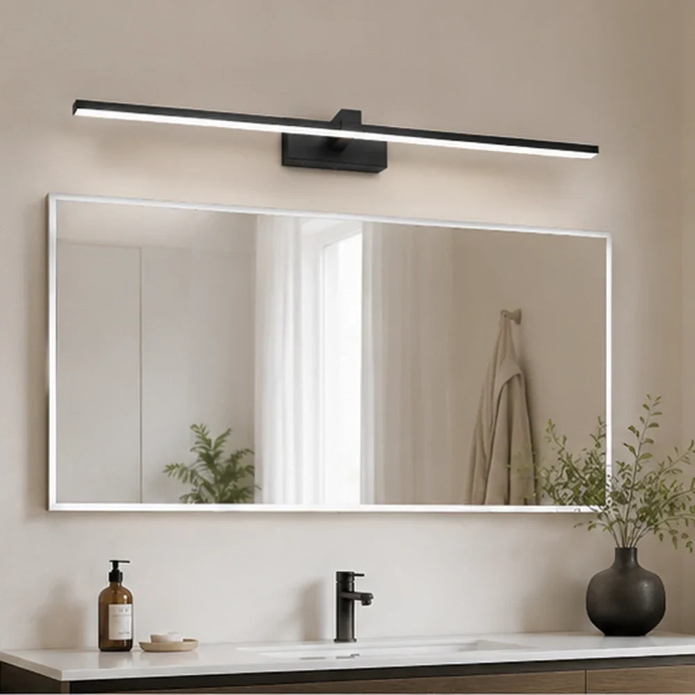 Applique murale salle de bain Rive noire installée au-dessus d’un grand miroir avec meuble vasque contemporain.